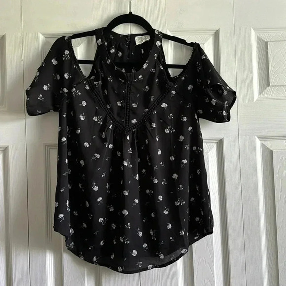 Sienna Sky Women's Cold Shoulder Top Size Small Black Floral Print - Picture 1 of 5